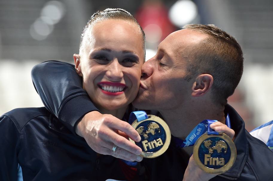 Bill e Christina mostrano orgogliosi la medaglia d&#39;oro (Getty Images)